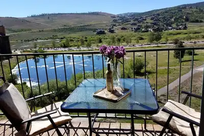 Image de Condo rénové peut accueillir 8 à 2 + Br / 2ba à l'auberge à Silvercreek