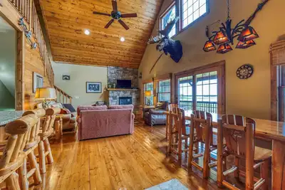 Image de 4 chambres / 3 salles de bains avec bain à remous privé surplombant le lac.