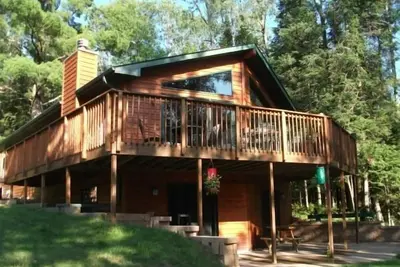 Image de Lakefront -4 acres de terrain privé - 6 chambres - 2 cuisines - Dog Friendly!