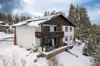 Image de Chalet de 11 chambres, 8 salles de bain! À quelques pas de l'ascenseur de Winter Park!