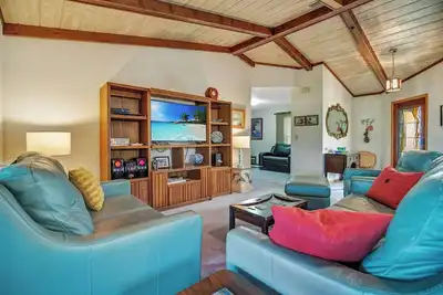 Image de Belle Fishing Lake Front Home, proche des plages et des parcs à thème, pour 6 personnes.