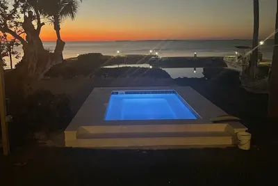 Image de Belle Bayfront Home avec couchers de soleil étonnants