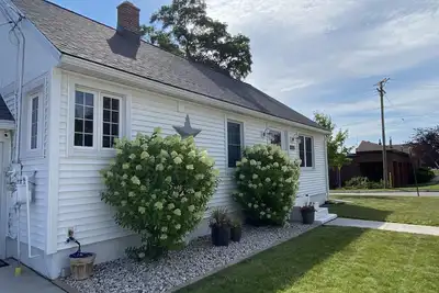 Image de Côté est et côté plage, profitez du confort et de l'emplacement avec l'Urban Beachcomber!