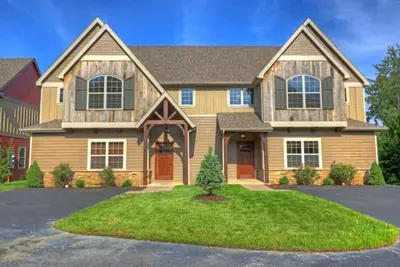 Image de Villa de luxe au bord du lac de 8 lits ~ Vue imprenable ~ 2 piscines ~ Services gratuits du complexe ~ Quai