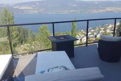 Image de Lake Front Kelowna Vacation Home-2 Bed & Bath, nager dans le lac, jouer dans la piscine, se détendre