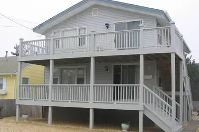 Image de 6 maisons de plage! (Premier étage) Nouvelles salles de bains rénovées en 2018!