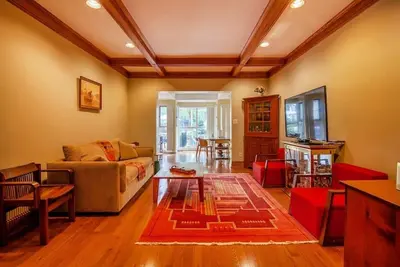 Image de Executive rénové 3br 2000 sq. Ft. 3br / 2. 5 bains en rangée