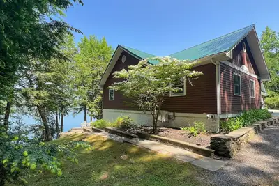 Image de Tout simplement la meilleure façade sur le lac! 4 chambres / 3 salles de bain, plage privée, grands couchers de soleil!