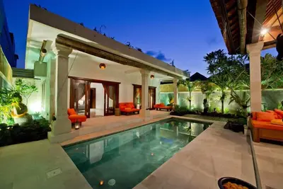 Image de 3 Bdrm Idéalement situé dans le quartier Oberoi de Seminyak, près de Laksmana St