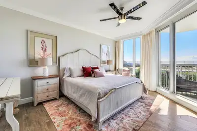 Image de Héritiers du sud | 1er étage Penthouse | 80 K $ en mises à niveau 2019 | Golf Gratuit, plongée en apnée, croisière avec les dauphins