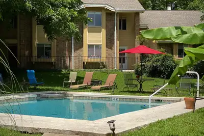 Image de Calme, confortable, 2/2 Condo-Great Location-South Lamar