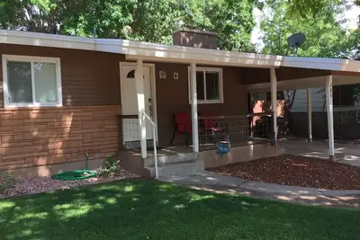 Image de Rénové beauté en ville avec vue sur la montagne! Grand, entièrement clôturé cour arrière.