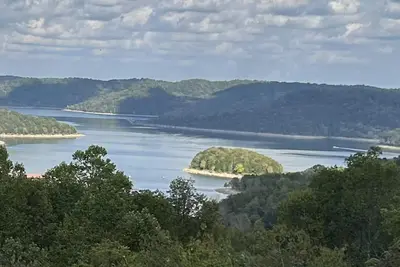 Image de Des vues magnifiques du lac avant de Center Hill Lac à Cove creux