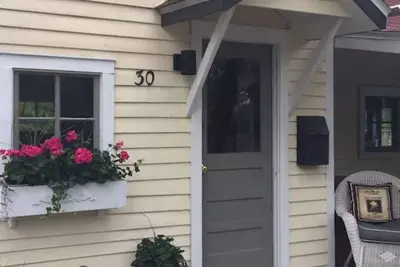 Image de Romantique rafraîchissant 1890 Cottage Uptown Eureka Springs Weekday Specials!