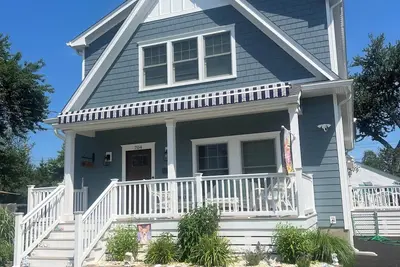 Image de 4 Br/2 Bath; freshly painted. New siding, windows, decks and 6 beach badges