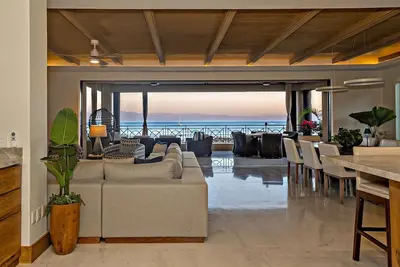 Image de Hdm 403 · Renovated luxury Beachfront. Getaway Summer Rewards
