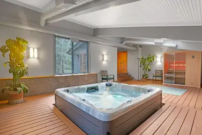 Image de Superbe maison de cinq chambres, 4. 5 salles de bain niché dans les collines du Vermont.