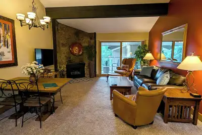 Image de Condo de luxe avec WiFi gratuit, parking, piscine chauffée, bains à remous, navette pour les skieurs