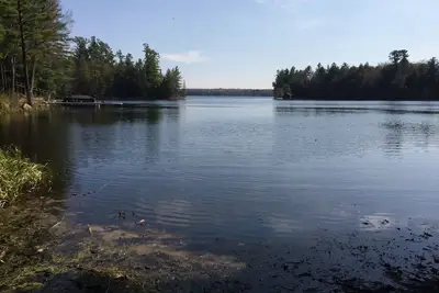 Image de Maison du lac Enterprise sur un terrain boisé paisible près des sentiers de Vtt