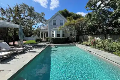 Image de Edgartown 6 Br Gem en ville | Piscine et bain à remous