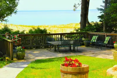 Image de Lake Michigan Cottage, plage privée et couchers de soleil, grande terrasse, pour 16 personnes