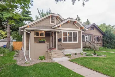 Image de 2 bières à la pression, entièrement rénovées comme une nouvelle maison près du centre-ville / aéroport