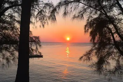 Image de Waterfront Luxury Living Inside & Out, vue sur le golfe, piscine, 2 Grills, Kayak!