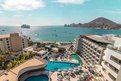 Image de Le meilleur emplacement à Cabo! Condo de luxe sur Medano Beach à distance de marche du centre-ville