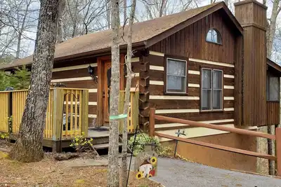 Image de Un «Franchement pacifique\" Log Cabin romantique proche de tout!