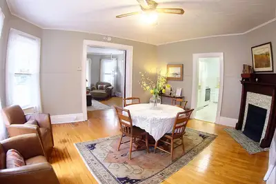 Image de Meilleure Valeur En Ville! Cosy, charme du vieux monde près de Lambeau