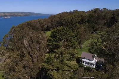 Image de Straus Home Ranch: \"À couper le souffle\", \"Superbe\" \"Charmante\" maison sur la baie de Tomales