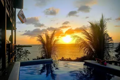 Image de Casa Caribe Roatan-PRIVÉ 3 Acre Beach Estate w 3 lits Accueil / Piscine / Spa + Concierge