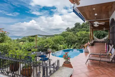 Image de Le paradis trouvé! Escapade tropicale avec vue sur l'océan, la jungle et le coucher du soleil.