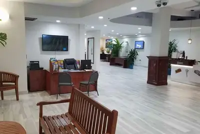 Image de Condo emplacement privilégié à Waikiki! 1 pâté de maisons de Waikiki Beach. Wifi gratuit.