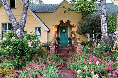Image de Studio de jardin Rose Court Cottage près de H. S. U. & Arcata Plaza