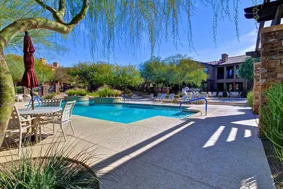 Lumineux et propre! - Encore Gated Community - Mobilier contemporain -