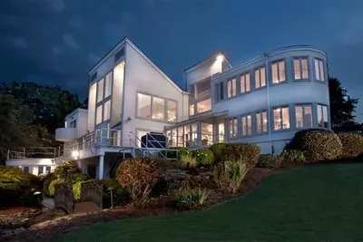 Image de \"Domaine sur le lac\"! 7 Br / 7 Ba (6 Suites) Plus de 8 400 pieds carrés! Piscine privée!