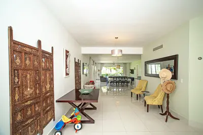 Image de Amplio apartamento frente al jardín.