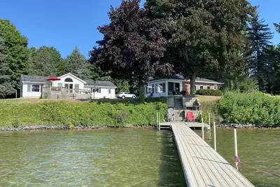 Image de 200 pieds de façade du lac vierge et deux chalets - Un frais de location