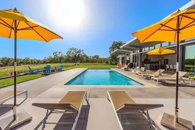 Image de Incroyable domaine semblable à un complexe près de Healdsburg, Californie