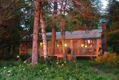 Image de Retraite isolée au coucher du soleil sur la baie de Penobscot