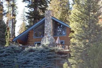 Image de Chalet en bois rond au bord du lac avec quai privé sur le lac Payette