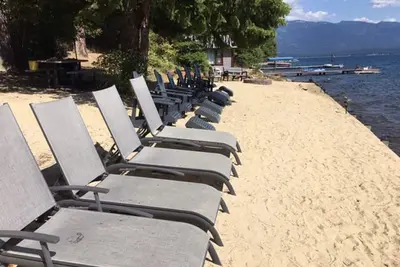 Image de 200 pieds de façade de plage privée sur le lac Pend Oreille, avec une vue incroyable!