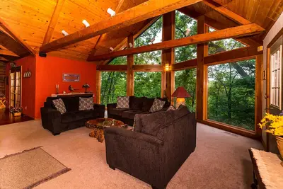 Image de Maison en bois rond extraordinaire avec des vues à couper le souffle, 2 cheminées, table de billard, foyer