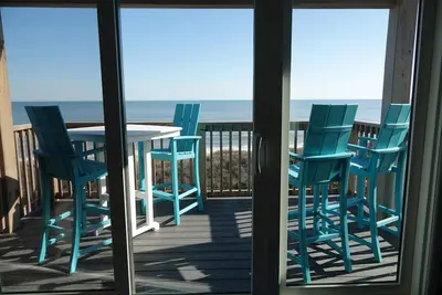 Image de Oceanfront! Saluez les vagues depuis votre terrasse privée!