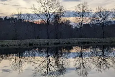 Image de Le ruisseau. C'est tout sur le ruisseau. Et l'étang. Et les montagnes au-delà . . .