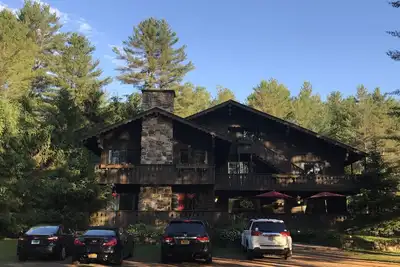 Image de Great Adirondack Lodge Ideal Pour RÉUNIONS / Retraites! 1200 $ par nuit 42 personnes!