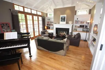 Image de Situé sur l'une des rues les plus désirables de Manhattan Beach, à quelques pas de la plage!