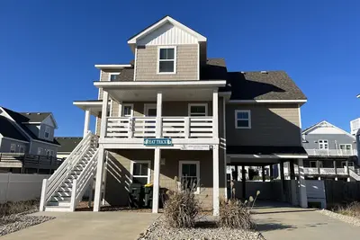 Image de 2017 Nouvelle construction 5 chambres à coucher Piscine privée Trois minutes à pied de la plage