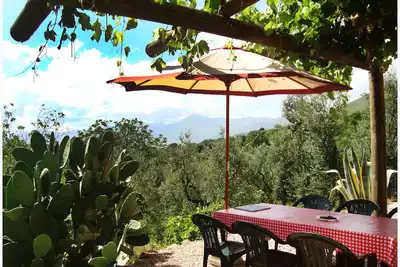 Image de Vieux Casale Rénové En 2014, défini entre les montagnes et la mer.